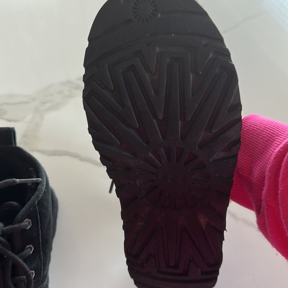 Selling barely worn UGG shoes - Picture 4 of 5